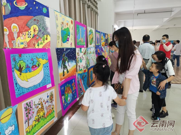 昆明市阳光社区举办“献礼国庆、共迎COP15”展览活动
