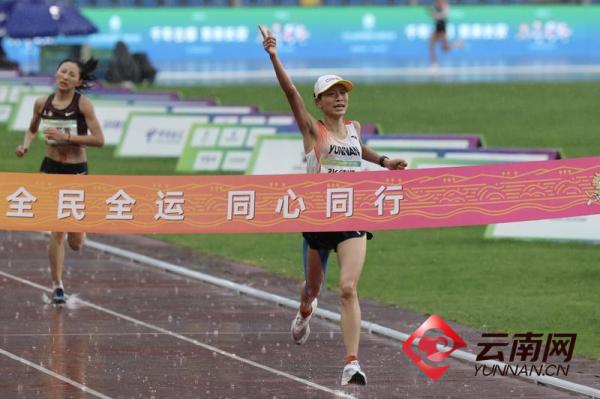 【第十四届全运会】女子马拉松大雨中鸣枪  云南张德顺强势夺冠