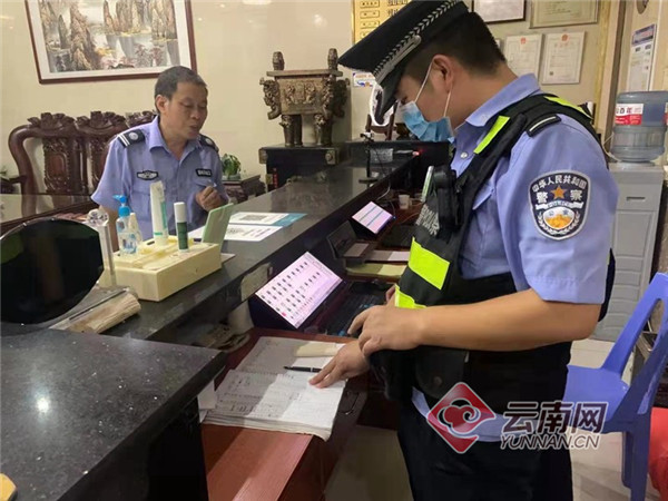 云南红河：移民管理警察的节庆“枫”警