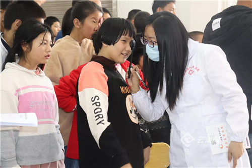 云南镇雄为400余名特殊教育学校学生进行眼健康筛查