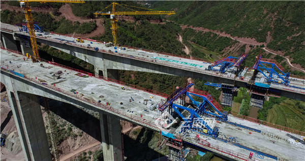 新楚大高速控制性工程渔泡江大桥右幅合龙