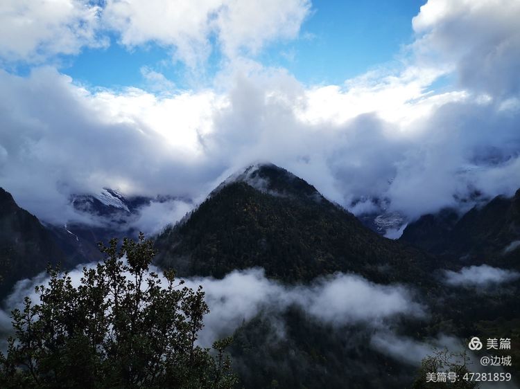 雨崩,释义较多,一位老乡简单告诉我,这里多雨经常雪崩.