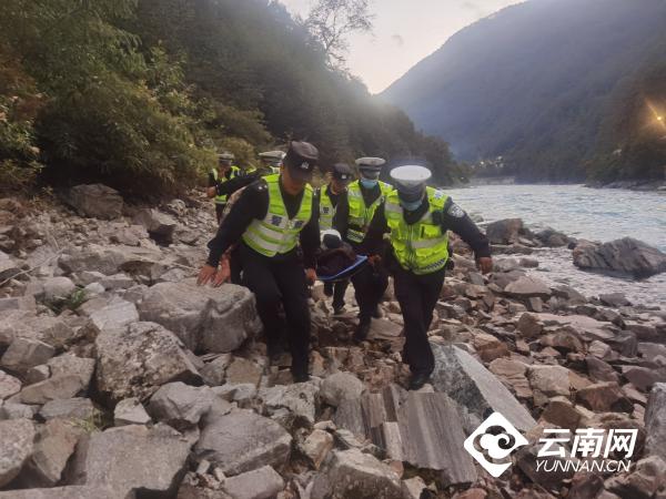 皮卡车坠入200米山崖 云南移民管理警察紧急救助受伤司机