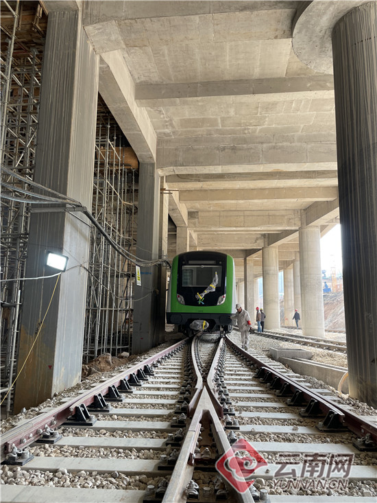 昆明地铁5号线首列车辆进驻世博车辆基地