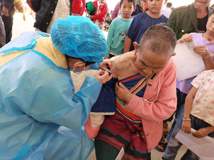 勐海县这位百岁直过民族老人顺利完成新冠疫苗接种第一针