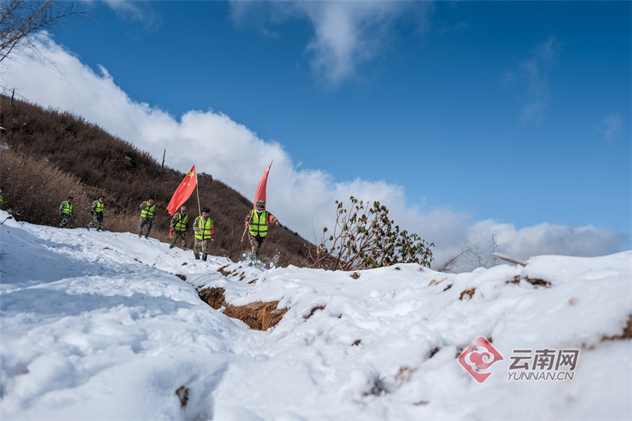 入冬以来的第一场降雪,驻守在这里的守边人顶风冒雪坚守疫情防控一线