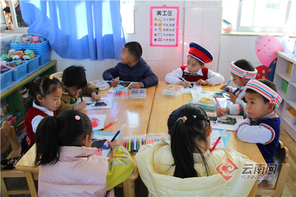 云鹤镇中心幼儿园：多彩班级活动 让民族团结在孩子心中生根发芽