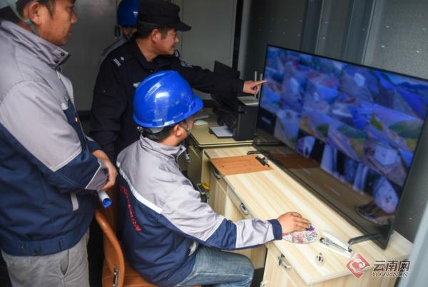 云南怒江：戍边民警护航扶贫工程安全发展