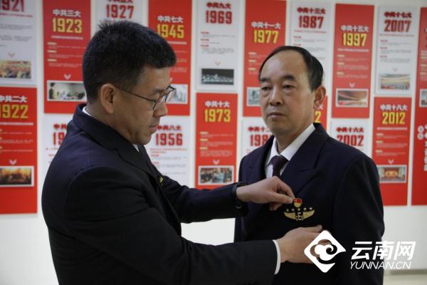 入党，什么时候都不晚！东航云南56岁机长教员宣誓入党