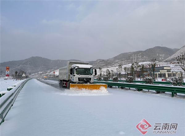 云南昭通高速公路管理部门全力以赴抗冰保畅通