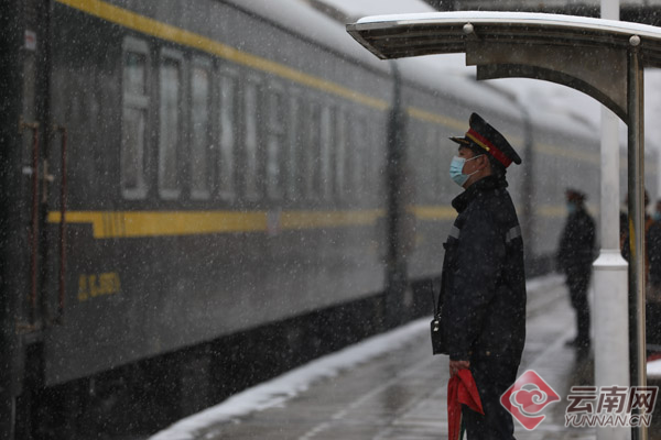 铁路部门全力抗击冰雪天气 云南地区铁路运输秩序已逐步恢复正常