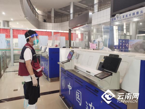 “辛苦了，欢迎回家！”磨憨边检站为中国援老医疗专家组开通回国专用通道
