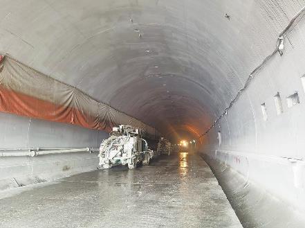 镇七高速首座隧道贯通 全线明年底建成通车