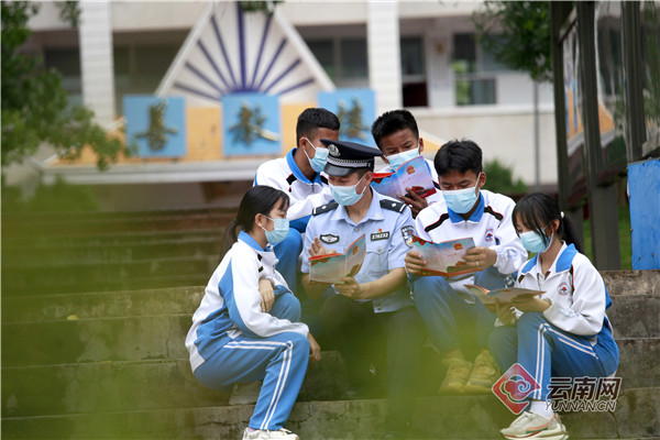 云南普洱：民警为学生送上“法治大餐”