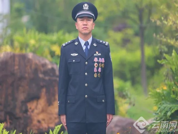 云南凤庆县交警杨德富被表彰为“全国公安机关爱民模范”