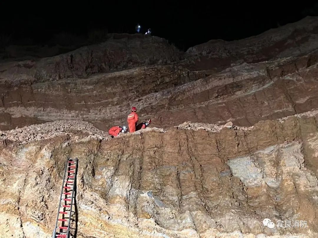 昆明宜良：男子散步不慎跌坠9米山崖，消防搭建空中救援通道