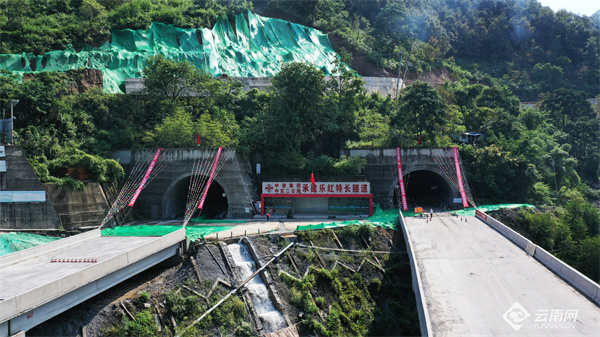 我省在建贯通最长隧道都香高速乐红特长隧道双幅贯通