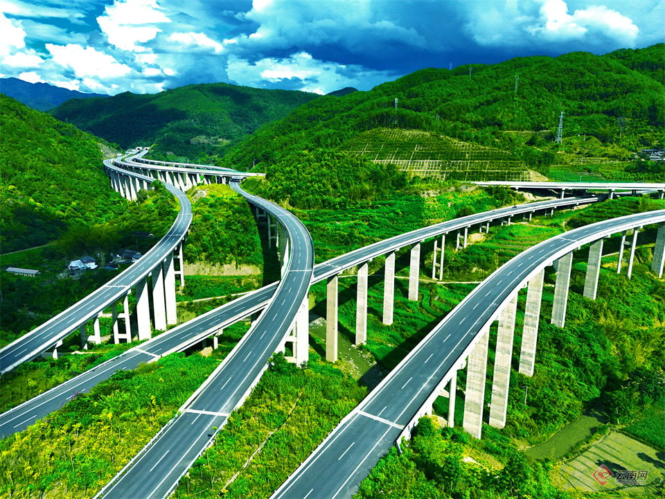 云永高速公路建设项目最新进展 00306338780_1c3672cc.jpg