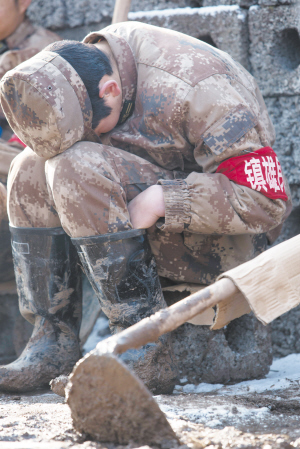 武警云南总队昭通支队140名官兵和各路救援队伍全力以赴开展搜救工作
