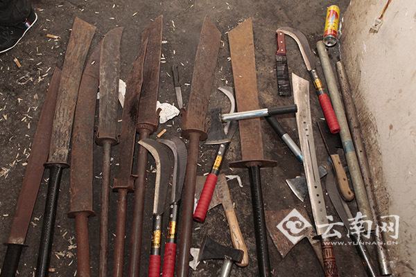 现场缴获的砍刀