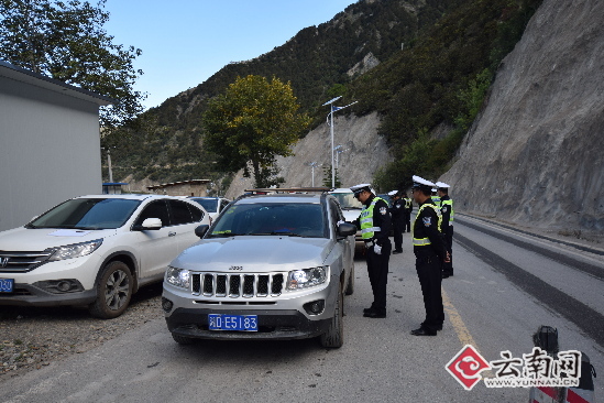 云南迪庆交警全力确保国庆节道路交通安全畅通