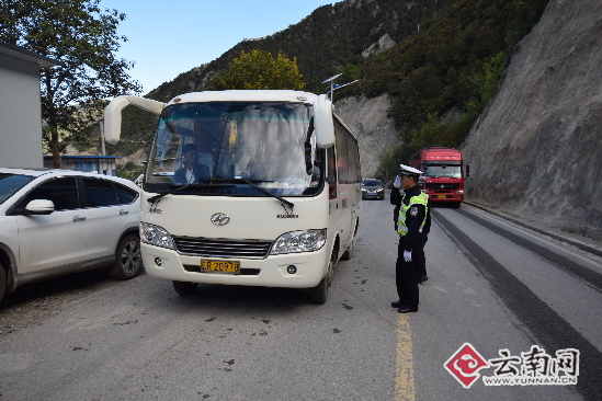 云南迪庆交警全力确保国庆节道路交通安全畅通