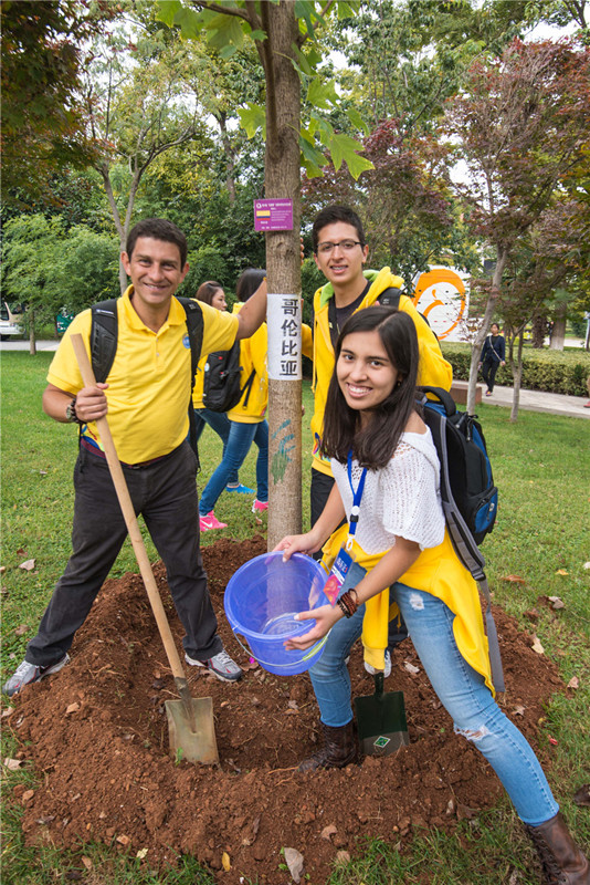 第八届"汉语桥"世界中学生中文比赛落地云南 中外师生共植友谊树