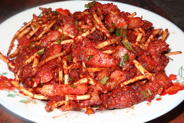 高校"黑暗料理"弱爆了 云南这些奇葩美食才叫爽