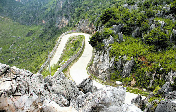 魏登殿带领村民在绝壁上凿出的一条"天路".