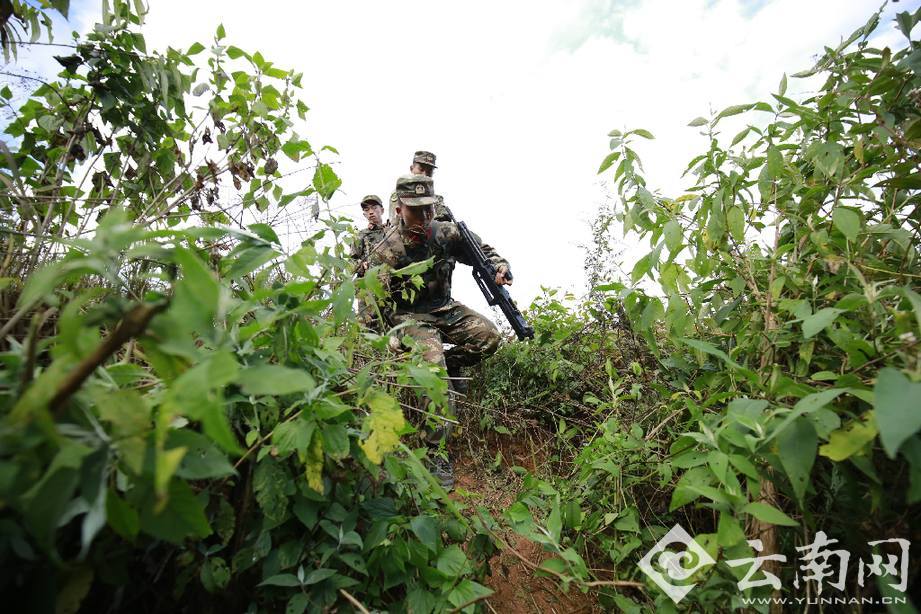 武警8751部队野营拉练:凝神聚气勇向前 跋山涉水砺血性