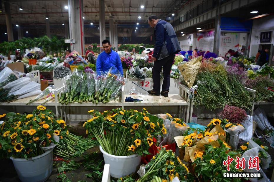 花卉市场内的鲜花 中新社记者 刘冉阳 摄