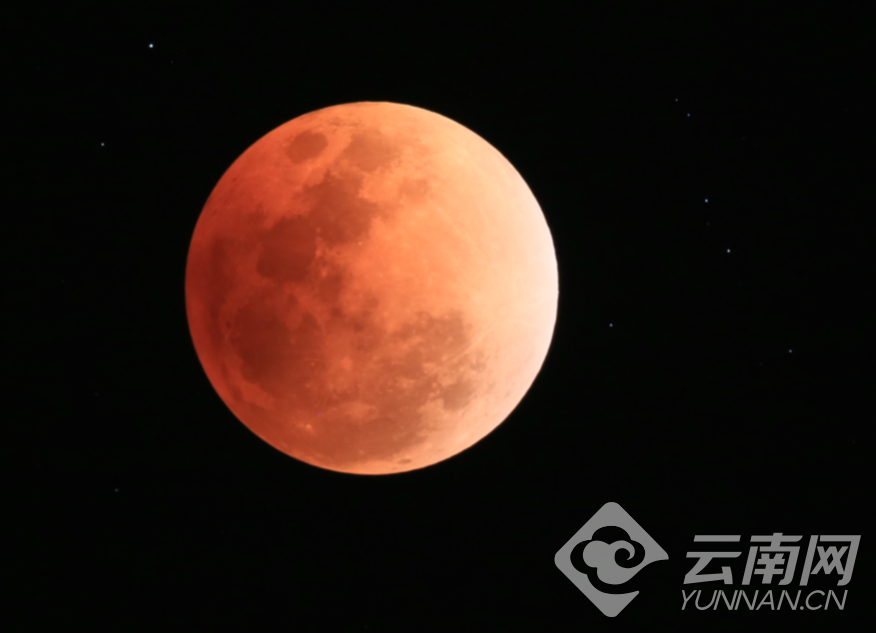 云南香格里拉:食甚至时的红月亮崔永江摄