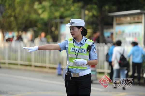风里雨里路面执勤90后昆明女交警和丽庆平凡岗位不平凡