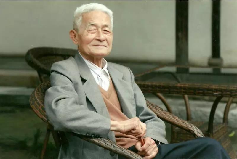 105岁文学泰斗徐中玉去世曾在云南学习编写的大学语文影响几代人