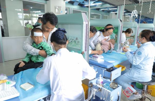 该院医生为儿童就诊场景.医院供图