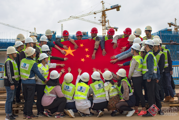 手绣国旗为祖国献礼 云南建筑工人用这样的方式表达爱国热情