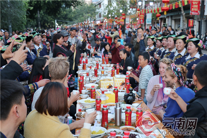 墨江哈尼族长街宴图片