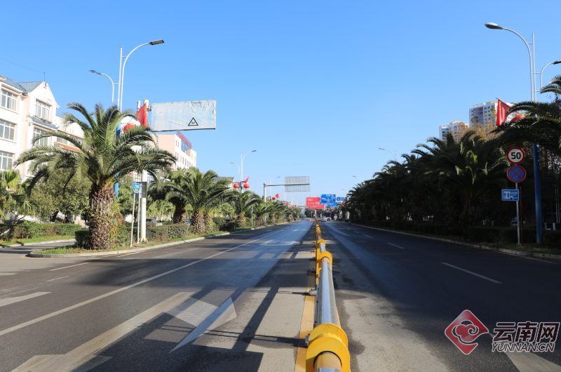 罗平县城的观音街,只见数名施工人员正在加紧施工,他们忙着给街道两旁