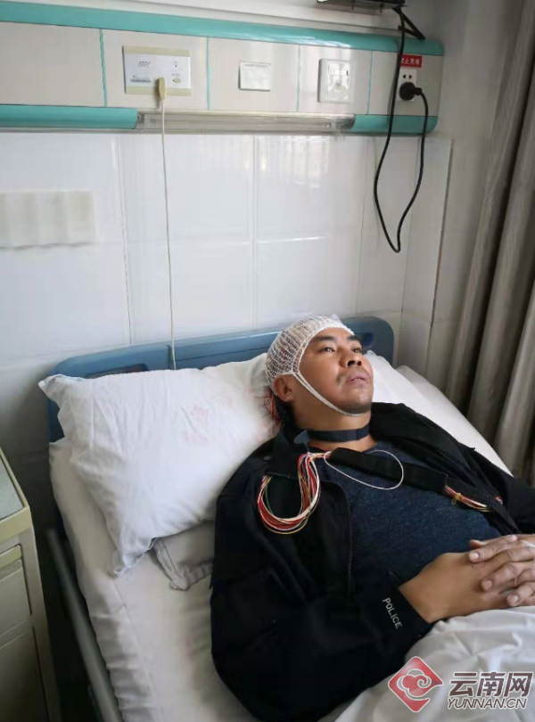 刀磊晕倒后住院 省公安厅 供图4个小时后,刀磊从昏迷中醒来,看到病房