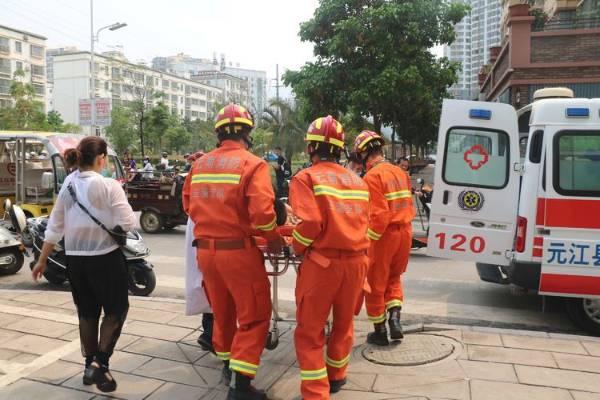 云南元江：“熊孩子”翻门被卡 消防紧急救援