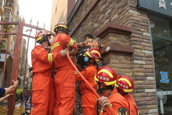 云南元江：“熊孩子”翻门被卡 消防紧急救援