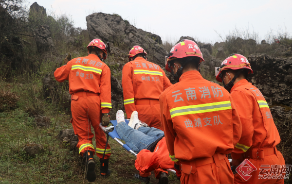 “驴友”被困山顶 消防紧急救援 供图