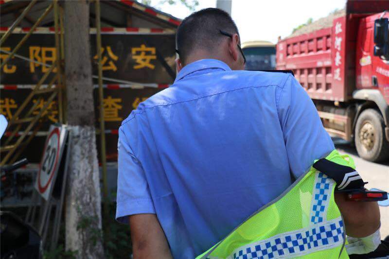 维护交通秩序的交警衬衫上早已浸湿汗水,衣服干了又湿,湿了又干.