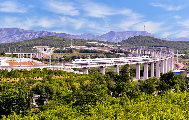 6月30日喀左赤峰高铁开通运营每日安排开行动车组列车最高达8对