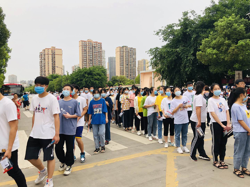 资阳中学考点考生佩戴口罩测体温后进入考场