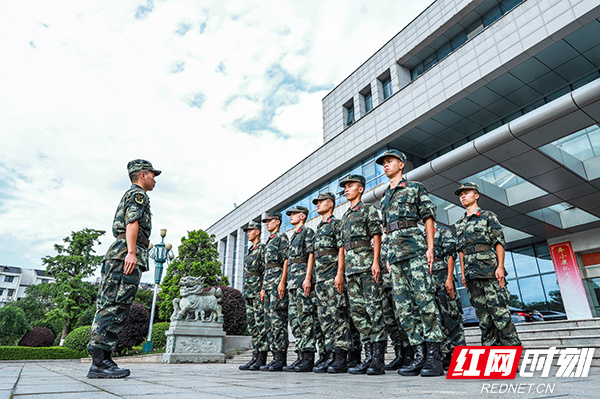 武警湖南總隊機動支隊為高考公平而默默奉獻的橄欖綠