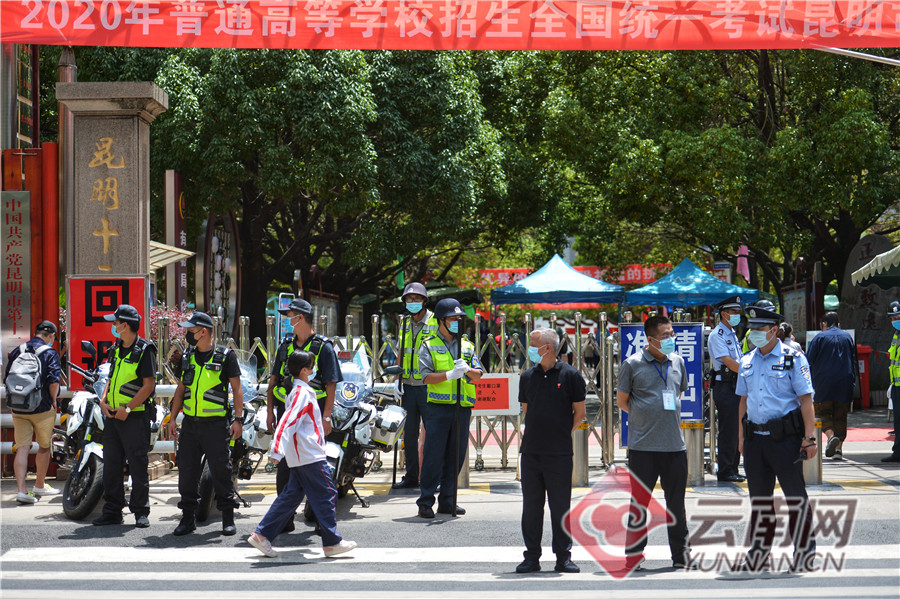 【滚动播报】第二场考试开考前 昆十二中门前秩序井然
