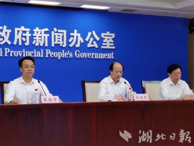 湖北省科技厅副厅长吴麟章(中)回答记者提问.