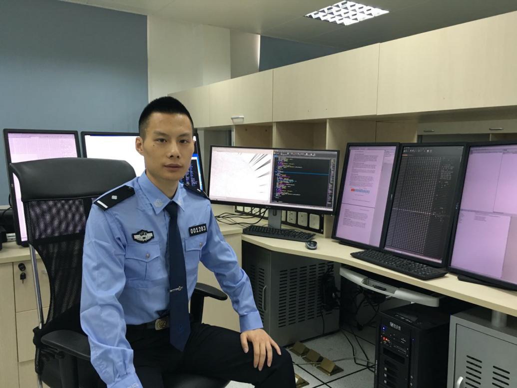 警察总队案件侦查科黄建邦和省机械技师学院数控车实习指导教师黄晓呈