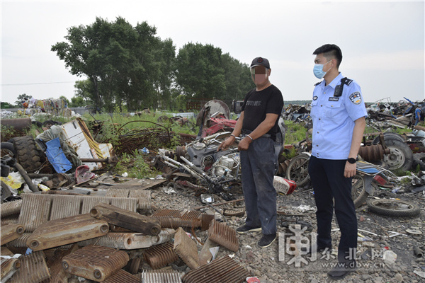 两男子盗窃塑料布苞米暖气片销赃废品收购站